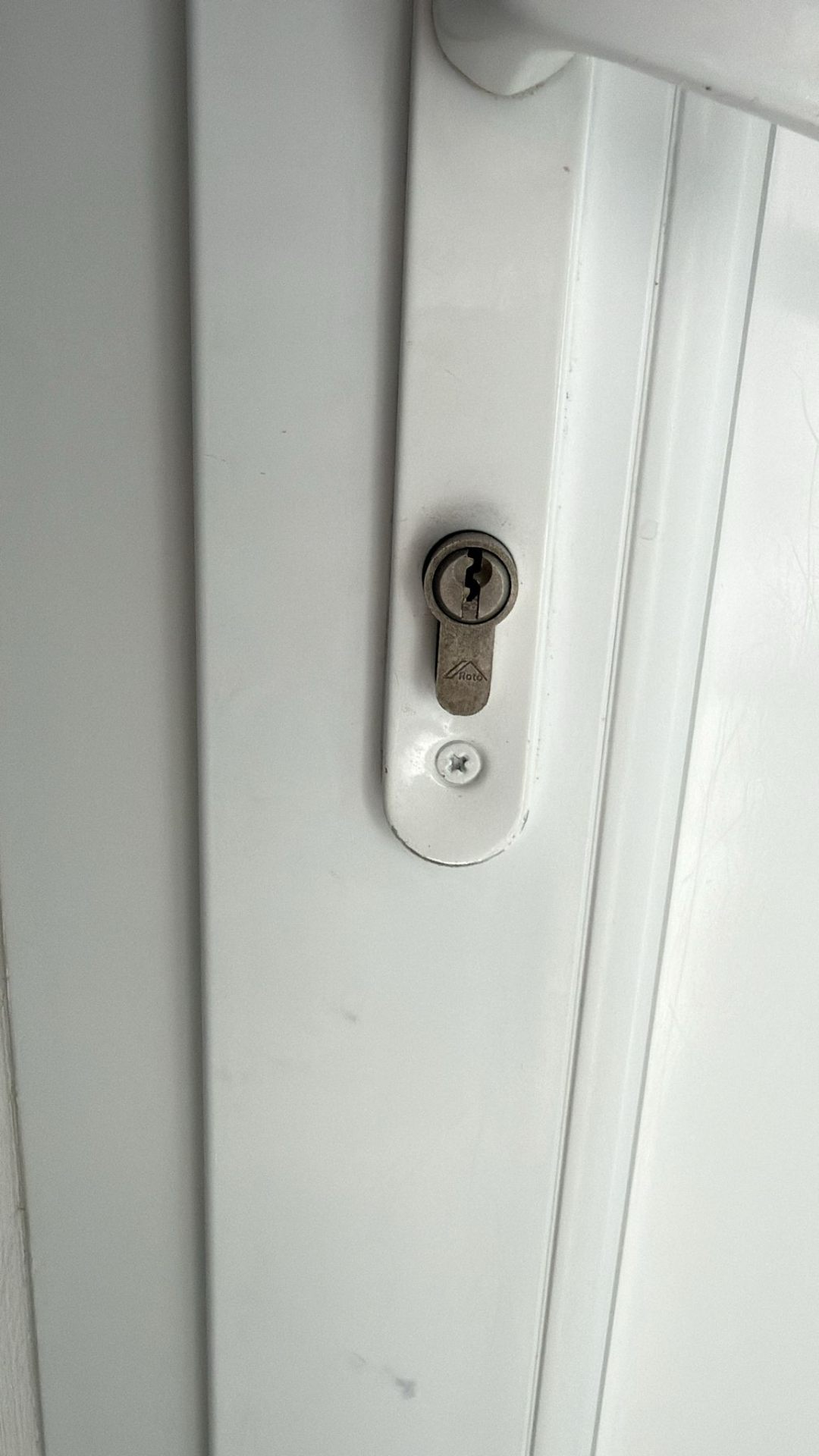 Remplacement de cylindre sur porte PVC blanche